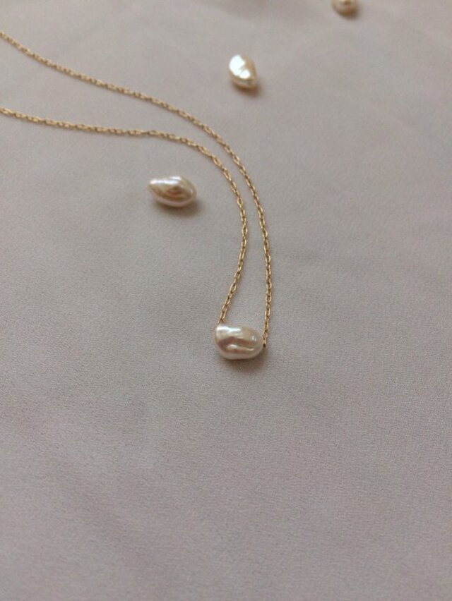 "Keshi" pearl through necklaceの画像1枚目