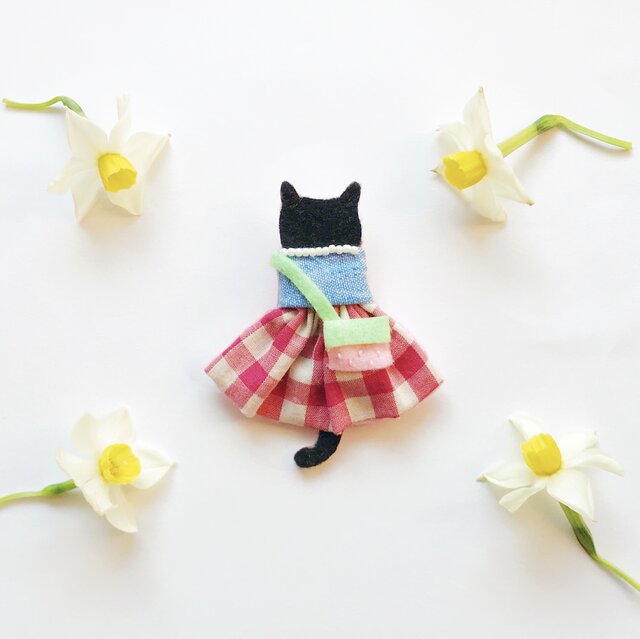 【50%オフ】夏セール●一点物【せなかねこブローチ】苺ポシェット付きワンピースの猫ちゃん(フェルト・刺繍・ビーズ・秋)の画像1枚目