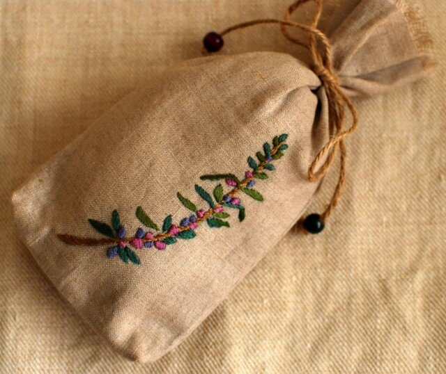 リネンにハーブの刺繍のサシェ ローズマリー Iichi ハンドメイド クラフト作品 手仕事品の通販 リネンにハーブの刺繍のサシェ ローズマリー Iichi ハンドメイド クラフト作品 手仕事品の通販
