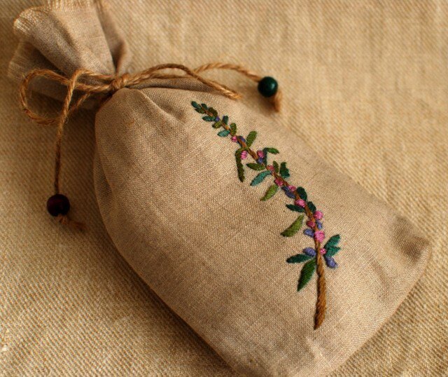 リネンにハーブの刺繍のサシェ〈ローズマリー〉 | iichi 日々の暮らし