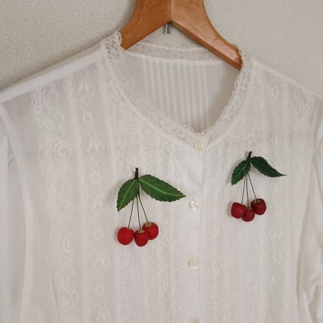 さくらんぼの布花ブローチ【3粒】 | iichi 日々の暮らしを心地よくする