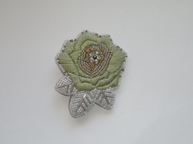 薔薇*緑 刺繍ブローチの画像1枚目