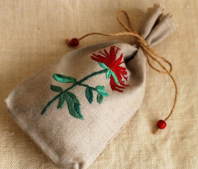 リネンのハーブ刺繍のサシェ〈ベルガモット〉の画像1枚目