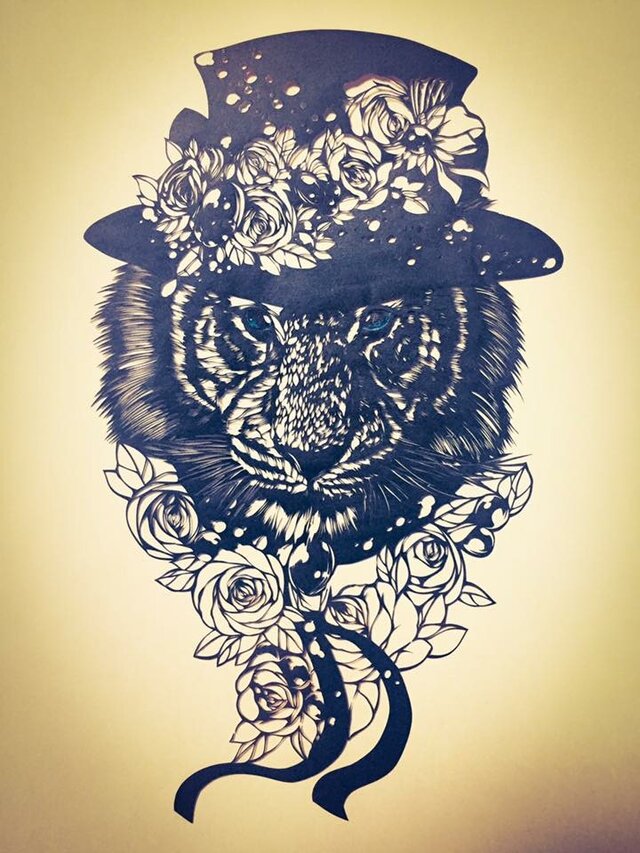 額装済み切り絵・花帽子の虎の画像1枚目