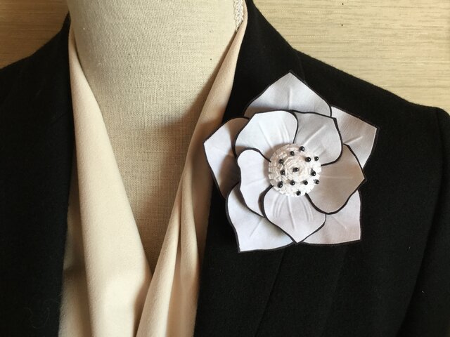 再販縁取りホワイトの薔薇の画像1枚目