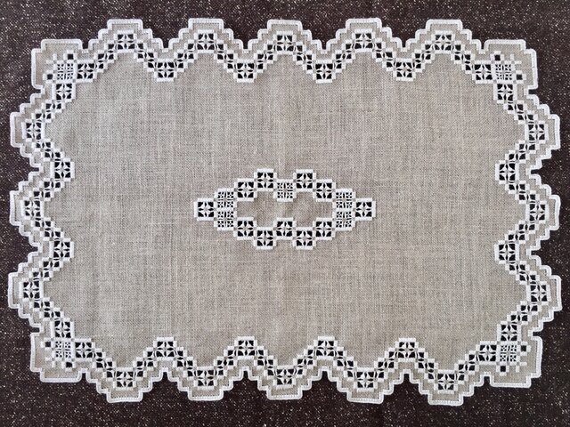 ハーダンガー刺繍のティーマットの画像1枚目