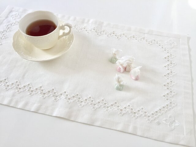 ハーダンガー刺繍のランチョンマットの画像1枚目