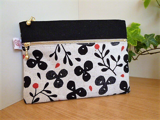 モノトーンフラワーと赤い実のwファスナーポーチ Iichi ハンドメイド