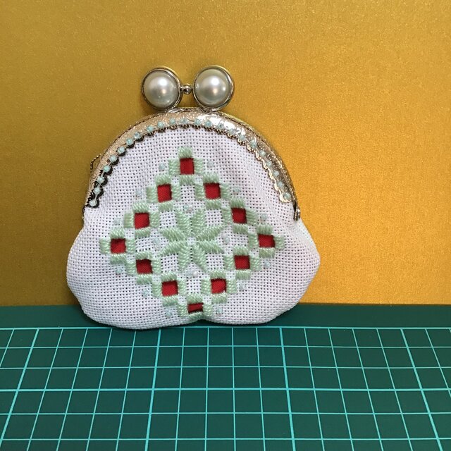 ハーダンガー刺繍のがま口の画像1枚目