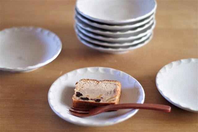 カフェオレ色の輪花の小皿の画像1枚目