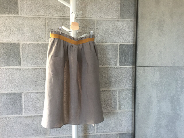 リネンフリルエプロンgray×yellowの画像1枚目