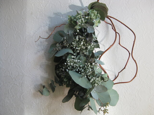 ユーカリとカスミソウのwreathの画像1枚目