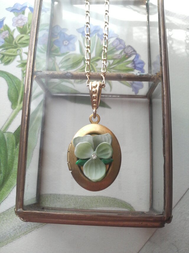 ヴィンテージ うぐいすGreen/スミレlocket ネックレスの画像1枚目
