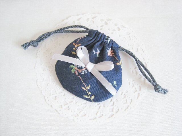 かわいい花柄刺繡デニムのミニ巾着袋(紺)の画像1枚目