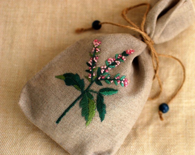 リネンのハーブ刺繍のサシェ〈ミント〉 | iichi 日々の暮らしを