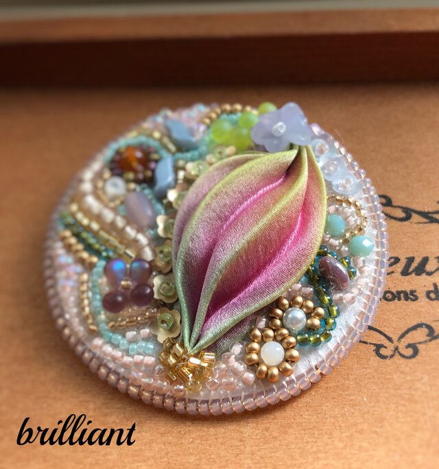 ビーズ刺繍 春色 ブローチ イエローターコイズ シルク絞りリボンの画像1枚目