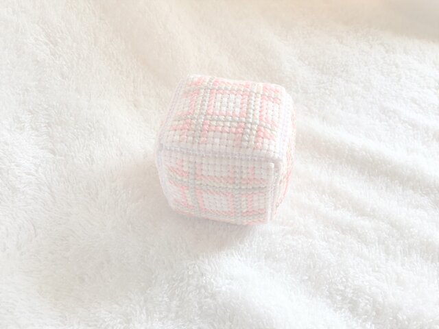 キューブ型のピンクッションの画像1枚目
