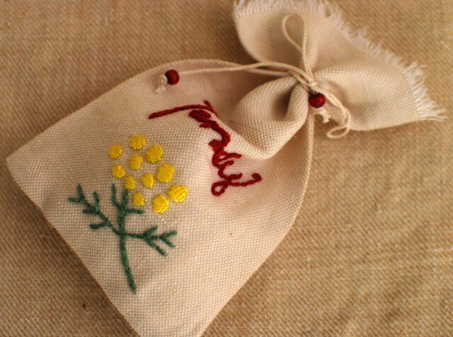 コットンにハーブ刺繍サシェ〈タンジー〉の画像1枚目