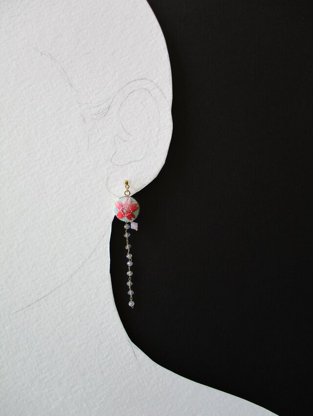 受注制作 春色桜 絹糸刺繍イヤリングの画像1枚目