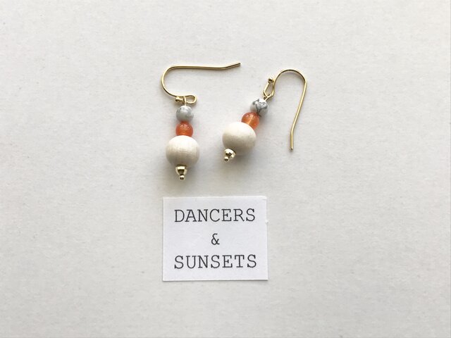 カルセドニー ハウライト ピアス〈Tiny Dancers:ORANGE AND SUN〉の画像1枚目