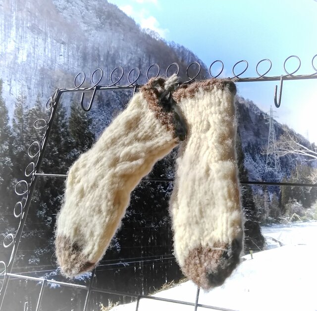 肌にやさしい手紡ぎ糸のベビー手編み靴下 アラン模様の画像1枚目
