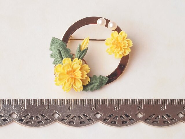 たんぽぽのリングブローチ （ つまみ細工＊受注制作 ） | iichi 日々の