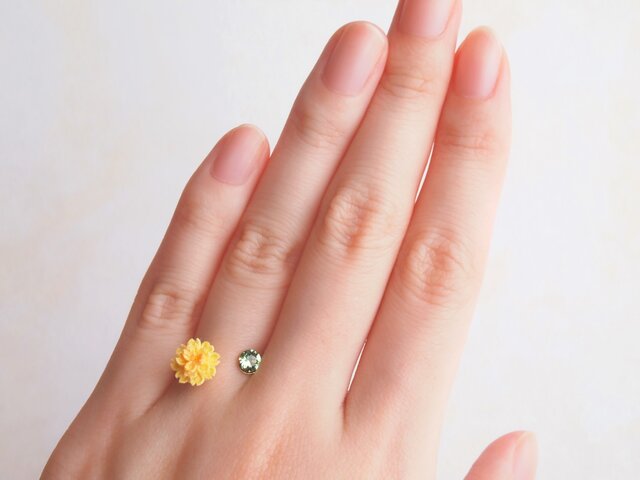 たんぽぽとスワロフスキーのリング *つまみ細工*の画像1枚目