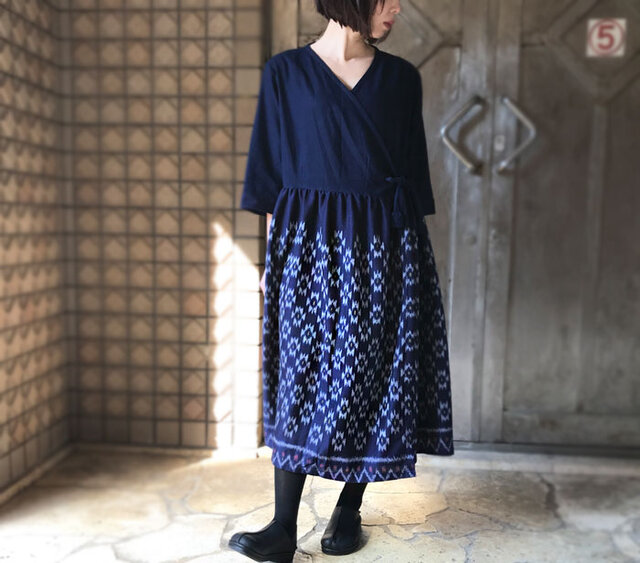 草木染、藍染、手織り上質シルクのカシュクールワンピース、オールシーズンの画像1枚目