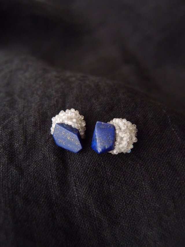 【天然石の刺繍ピアス】labradorite × lapis lazuliの画像1枚目