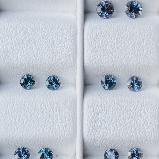 カラーチェンジ・ガーネット(ベキリーブルー)直径約3.2mm, 0.32~0.34ct Pt900一粒ピアスの画像1枚目