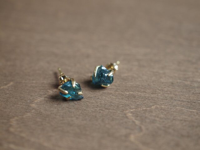 k18 インディゴライトトルマリン原石 スタッドピアス | iichi 日々の