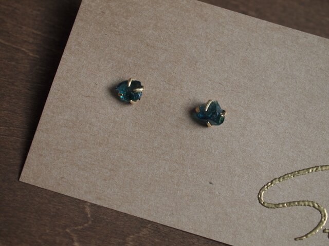 k18 インディゴライトトルマリン原石 スタッドピアス | iichi