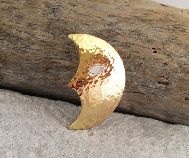 Crescent Face ◆銀の目の三日月フェイス真鍮鍛金ブローチの画像1枚目