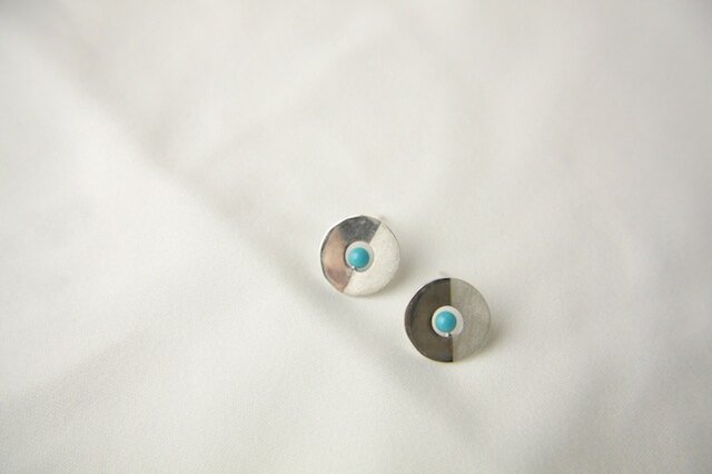 Half matt finished round earrings Sterling silver with turquoiseの画像1枚目