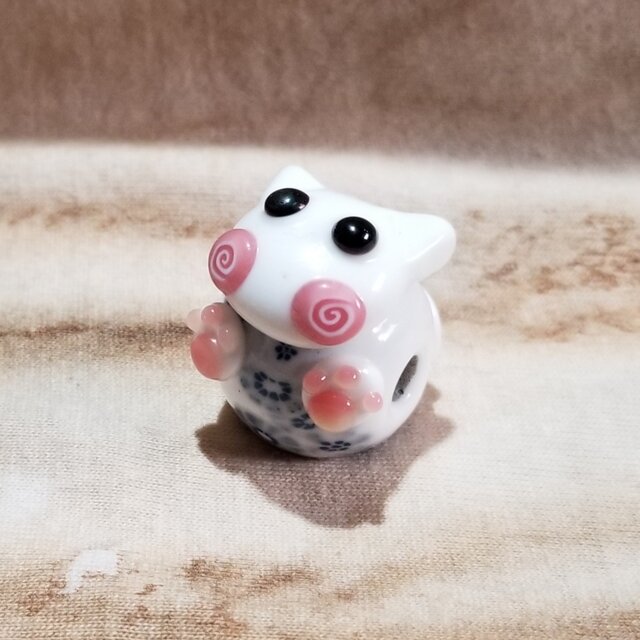 とんぼ玉 にゃんこ玉 白磁にゃんこの画像1枚目