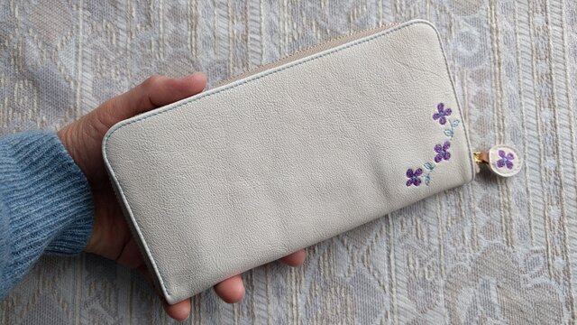 刺繍革財布『hana*hana』ラウンドファスナー型(ヤギ革)オフホワイト×パープルの画像1枚目