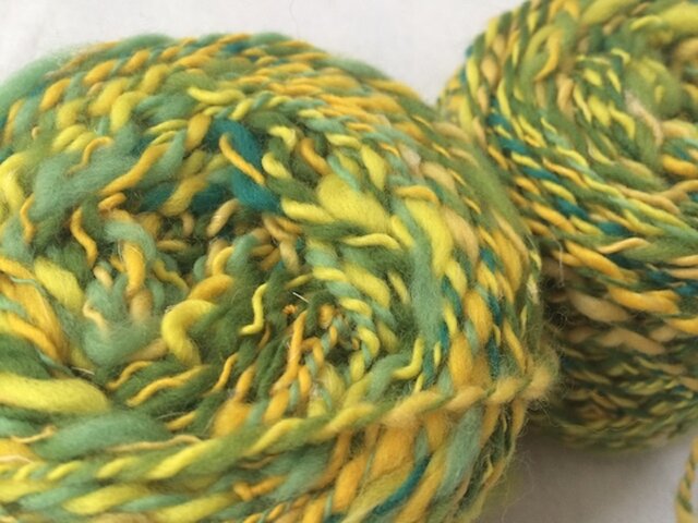 麻の繊維入り手紡ぎ糸(緑黄色)の画像1枚目
