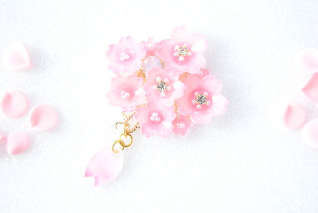 花便り揺れる雫の桜ブローチ | iichi 日々の暮らしを心地よくする