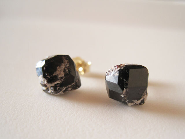 ガーネットの鉱物原石ピアス・長野県産満ばん柘榴石Spessartine Garnet 14kgfの画像1枚目