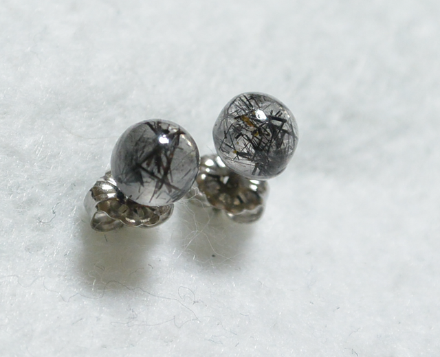 (1点もの)ブラックトルマリンクオーツのスタッドピアス(6mm・チタンポスト)の画像1枚目