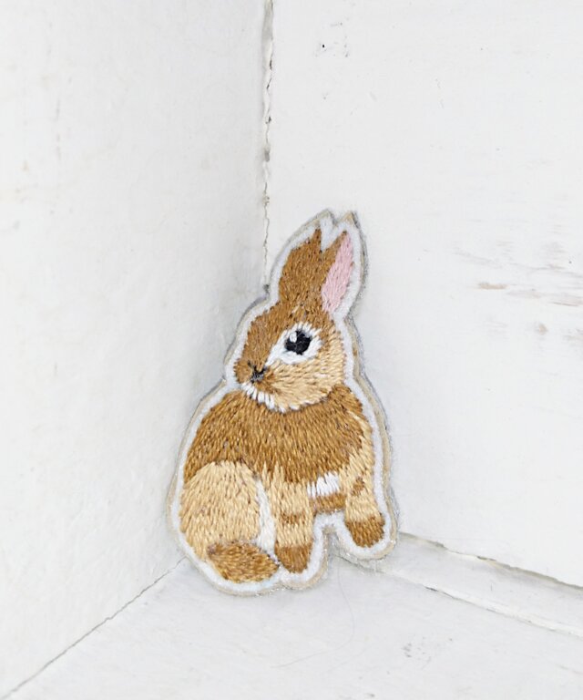 小さなウサギちゃん*刺繍ブローチの画像1枚目