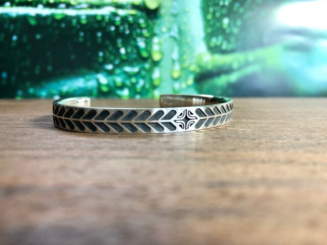 Tribal Motif Bangle "南国の心を感じるトライバルモチーフのバングル”の画像1枚目