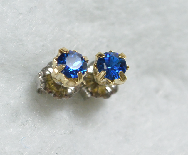 小粒スワロフスキーのピアス(4mm・カプリブルー)の画像1枚目
