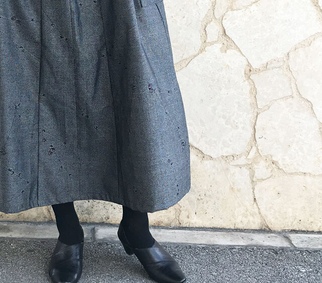 82cm丈、きものリメイクロングスカート、繻子織、グレーブラック、桃の画像1枚目