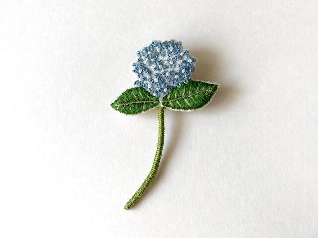 紫陽花の刺繍ブローチ (ブルー)の画像1枚目