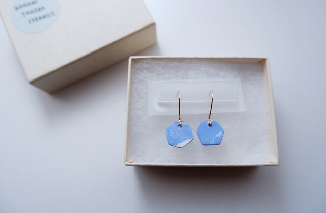 rokka earrings : 鮮やかカラーの小さな磁器ピアスの画像1枚目