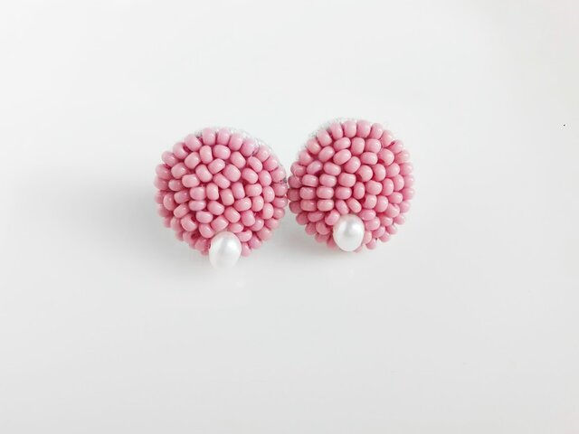 刺繍ピアス ピンクの画像1枚目