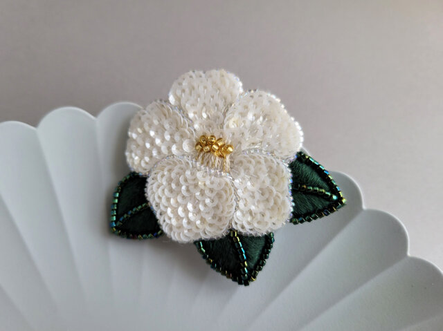 白椿のブローチ | iichi 日々の暮らしを心地よくするハンドメイドや