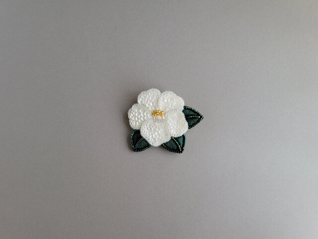 白椿のブローチ | iichi 日々の暮らしを心地よくするハンドメイドや