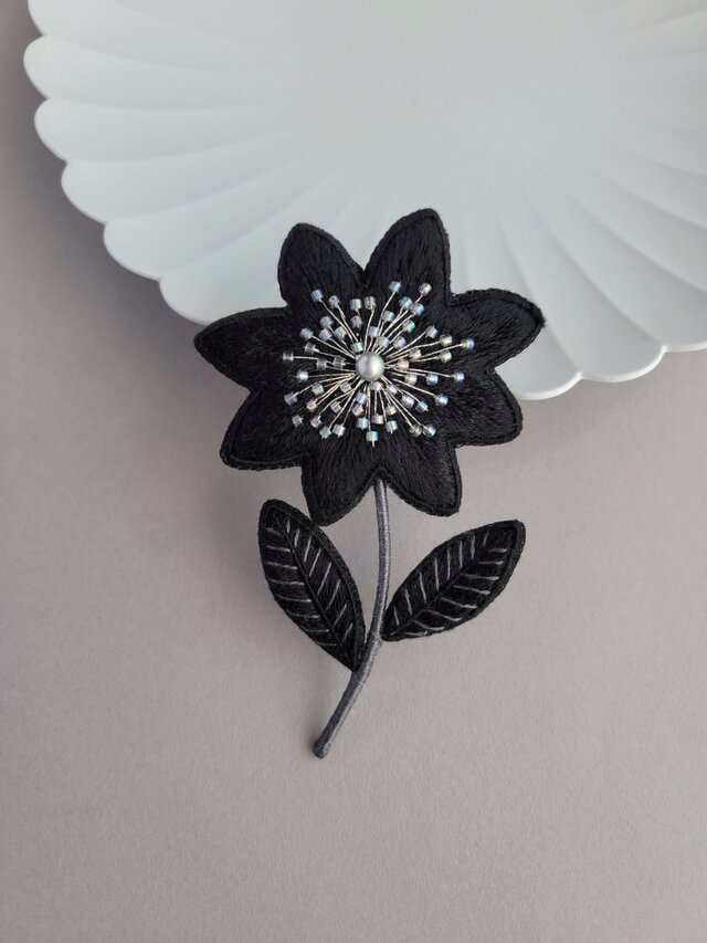 一輪のお花のブローチ  くろ